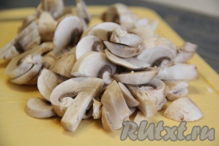Шампиньоны нарезать на тонкие пластинки.
