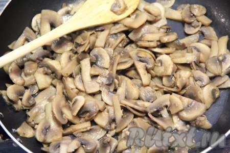 Обжарить грибы, иногда помешивая, до полного испарения жидкости. Я обжариваю грибы в течение 15 минут.