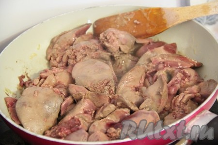 Куриную печень выложить на сковороду, добавить растительное масло и поставить на огонь.