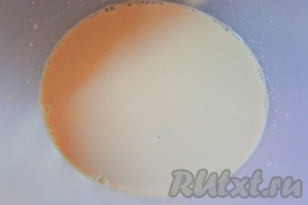 В тёплое молоко добавить дрожжи. Перемешать. Накрыть полотенцем и поставить в тёплое место на 20 минут.