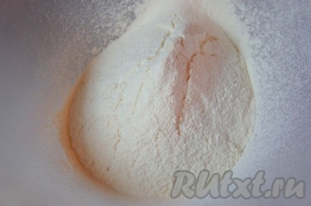 В большую миску просеять муку.