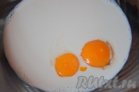 Через 20 минут к дрожжам и молоку добавить сахарный песок, соль, желтки. Взбить.