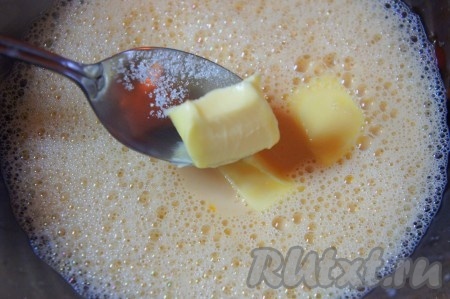 Добавить тёплое (! не растопленное) сливочное масло. Тщательно перемешать