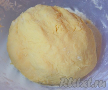 Тесто накрыть полотенцем и поставить в тёплое место на 40 минут.