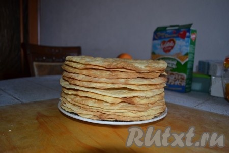 Готовые коржи можно положить на решетку для остывания, а потом собрать в стопочку. Обрезки сложить в отдельную мисочку и растолочь в крошку (удобно это сделать в блендере или комбайне). У меня из указанного количества получилось 12 коржей диаметром 26 см.