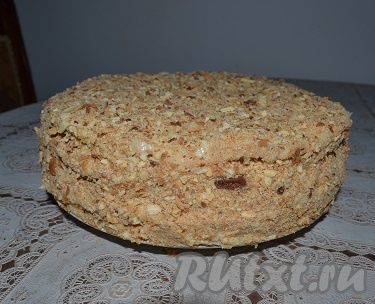 Собрав торт, обсыпьте его бока и верхушку измельченными остатками от коржей. Можно верх присыпать миндальными лепестками. Готовый торт "Наполеон" желательно оставить на 3 часа при комнатной температуре, а затем отправить в холодильник (можно на всю ночь). Чем лучше он пропитается, тем слоистей и нежней будут коржи.