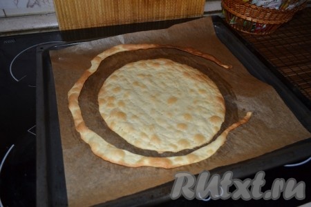 Выпекать коржи в разогретой духовке при температуре 180-200 градусов до золотистого или светло-коричневого цвета. Это занимает примерно 5-7 минут.