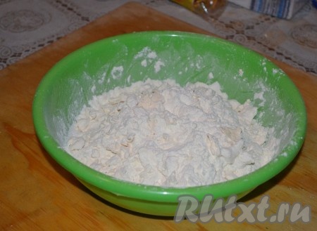 Итак, начнем с приготовления теста для коржей. В чашку объемом 250 мл нужно разбить яйца, влить уксус и водку, добавить соль и долить до краев холодную (желательно ледяную) воду, хорошо перемешать вилкой. Заранее охлажденный маргарин (прямо из морозилки) натереть на терке или мелко порубить ножом и смешать с мукой. Не нужно на этом этапе добиваться полного исчезновения комочков, масса должна быть похожа на песочное тесто.