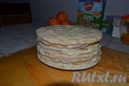 Я не стала «жертвовать» целым коржом для присыпки, вполне хватило обрезков. Когда все коржи выпечены и остужены, можно начинать сборку торта "Наполеон", промазывая каждый корж заварным кремом. На один корж у меня уходило примерно 4 столовые ложки крема.