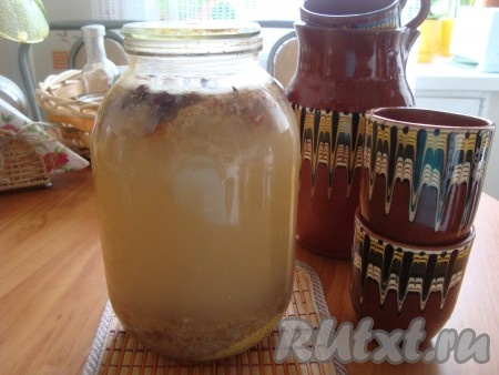 И опять заливаем тёплой водой, ставим на 3 дня. 2-литровая банка с квасом у меня стоит на окне на кухне. Первый слитый квас пахнет дрожжами, кто не любит, тогда можно его вылить и начинать использовать второй квас. Мои любят и первый квас, я его использую в окрошку. Если просто попить, то квас можно в кружке подсластить. Хотя я и в окрошку кладу сахар по вкусу. Вот так достаточно просто можно приготовить отличный квас на живых дрожжах, советую и вам попробовать!