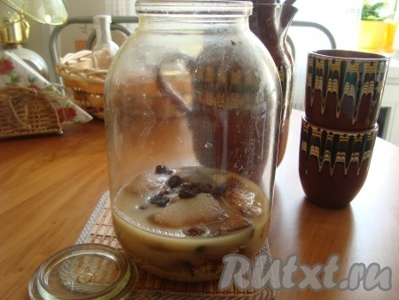 Оставляем в банке примерно 0,5 литра закваски для приготовления следующего кваса. Кладём на следующий квас 15 ягод изюма, 3 столовых ложки сахара и, если цвет бледный, то добавляем немного зарумяненных корок.&nbsp;