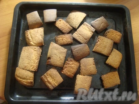 Ставим противень с хлебом в разогретую до 180 градусов духовку минут на 10 (до зарумянивания корок).