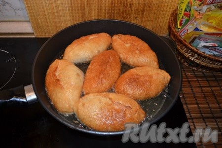 Жарим на среднем огне до подрумянивания пирожков снизу, затем аккуратно переворачиваем на другую сторону.