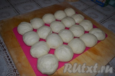 Колобочки увеличились вдвое, можно начинать формировать пирожки.