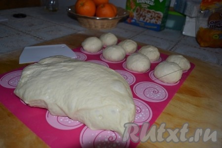 Тесто кладём в миску. Прикрываем миску полотенцем (или плёнкой) и ставим в тёплое место часа на 1,5 (до увеличения в объёме раза в 2). Я тесто поставила в духовку и включила подсветку. Духовка в таком режиме у меня держит температуру 30 градусов. Через 1,5 часа тесто увеличилось вдвое. Подошедшее тесто я разделила на 20 равных частей, накрыла плёнкой и оставила ещё минут на 45 для подъёма. Я с момента подъёма теста больше не пользуюсь мукой. Если тесто немного липнет, смажьте лучше руки небольшим количеством растительного масла. Если подсыпать муку, то во время жарки её остатки на пирожках будут гореть.