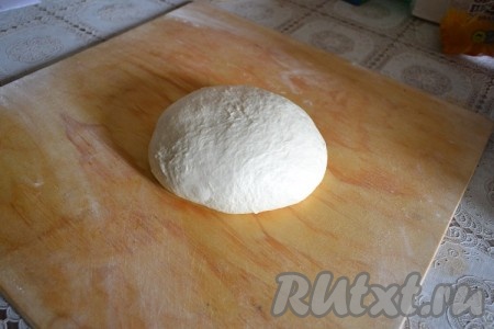 Для замешивания теста просеиваем в глубокую миску 600 грамм муки, добавляем соль, сахар, дрожжи и перемешиваем. Вливая понемногу тёплую воду (температура воды не должна быть выше 40 градусов), хорошо перемешиваем тесто. Добавляем растительное масло и начинаем вымешивать тесто. Замешиваем тугое, не липнущее к рукам тесто, подсыпая оставшуюся муку только по мере необходимости. Я месила руками примерно минут 20-25, довольно интенсивно. Из указанных ингредиентов у меня получилось чуть больше 1 килограмма постного дрожжевого теста.