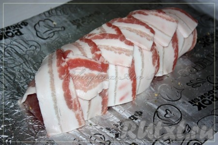 Бекон положить сверху рулета.
