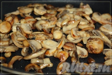 С грибов слить воду, обсушить на сухой сковороде, далее обжарить на растительное масле до золотистого цвета, иногда помешивая.