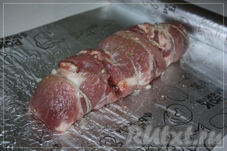 Свернуть рулетом, обвязать нитками. Уложить на фольгу.
