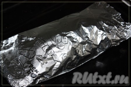 Тщательно упаковать в фольгу, края желательно подогнуть вниз. Отправить выпекать рулет из свинины в духовку, разогретую до 170-180 градусов, на 1,5 часа. По окончании выпечки можно включить функцию "Гриль" и зарумянить верх. Если таковой нет, тогда за 30 минут до окончания запекания раскрыть верх фольги и дать подрумяниться. Сыром, если желаете, посыпать перед выключением.
