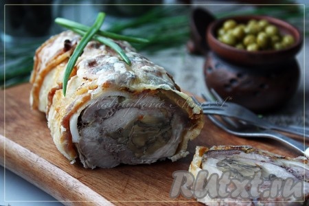 Рулет из свинины с грибами можно подавать, как в горячем, так и в холодном виде.
