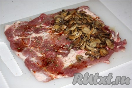 Уложить начинку на один край.
