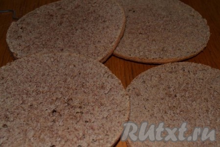 Остывшие коржи разрезаем вдоль пополам и пропитываем кофе с коньяком, а тем временем готовим крем – взбиваем сметану с сахаром и при необходимости добавляем загуститель.