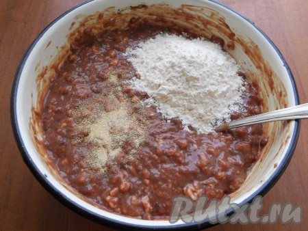 Все тщательно перемешать, добавить сушеный чеснок и всыпать муку.