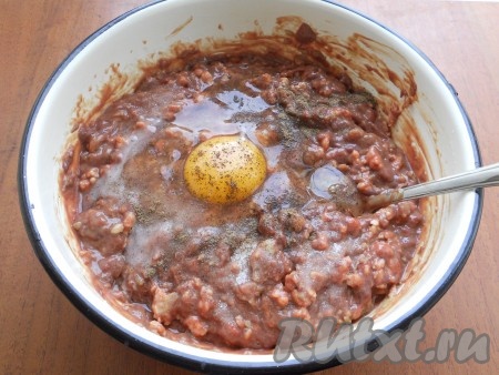 Добавить сырое яйцо, посолить фарш и поперчить.