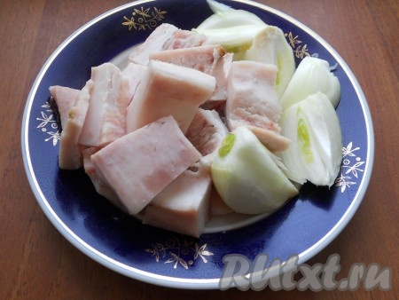 Очищенный лук разрезать на 4-6 частей. Сало нарезать на части.
