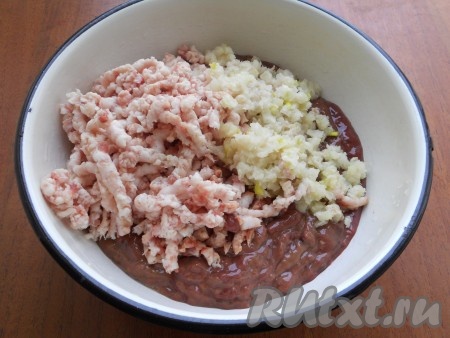 Печень вместе с салом и луком перекрутить на мясорубке.
