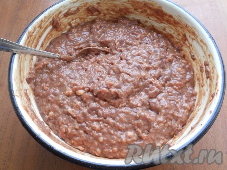 Еще раз фарш тщательно перемешать. Тесто для печеночных котлет получится достаточно густым.
