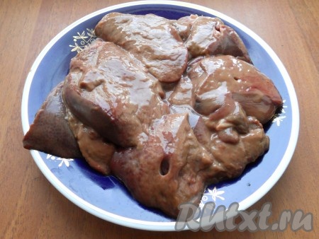 Свиную печень нарезать кусками и вымочить ее 2 часа в немного подсоленной воде. Затем печень обсушить бумажным полотенцем.