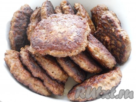 Выкладывать котлеты в кастрюльку, а далее довести их до готовности в микроволновке на максимальной мощности в течение 3-4 минуты или в разогретой до 180 градусов духовке в течение 7-10 минут (при желании в кастрюльку с оладьями, перед выпеканием, можно добавить немного воды).
