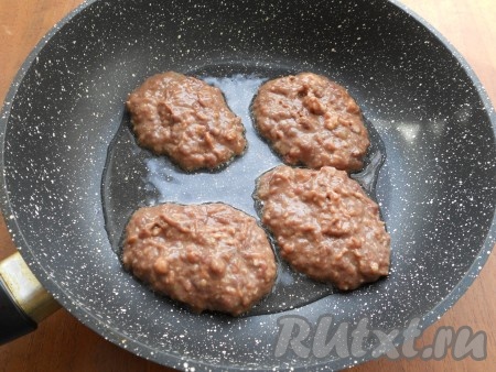 Растительное масло разогреть на сковороде, выкладывать печеночный фарш ложкой в виде небольших котлет-оладий.
