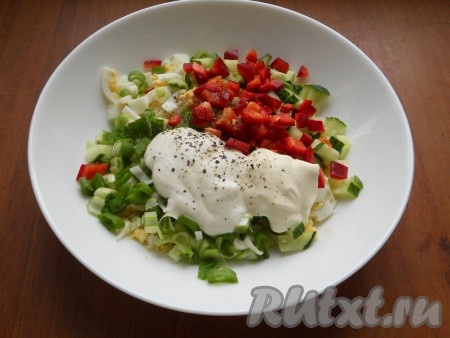 Салат посолить и поперчить по вкусу, добавить сметану и майонез.
