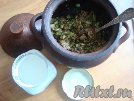 Берём постный майонез и выкладываем в горшок. Перемешиваем, перчим и заливаем квасом домашним. Всё тщательно перемешиваем.