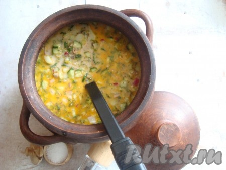 Ставим постную окрошку в холодильник настояться. Обычно я окрошку делаю на ночь. За ночь она так настоится, что не оторваться от этого вкусного блюда. Приятного аппетита! Вне поста я в окрошку кладу яйца. На это количество ингредиентов я добавляю 2 яйца, сваренных вкрутую. Желтки от яиц растираю вначале вместе с порубленной зеленью, а белки просто рублю мелко.
