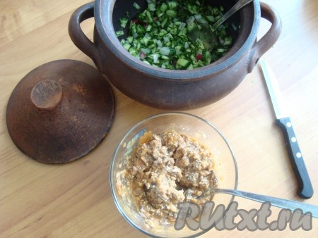 Открываем банку с килькой, выкладываем её в посуду и вилкой очень мелко разминаем. Отправляем в горшок.
