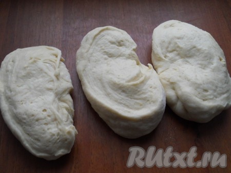 Разделить тесто на 3 части.