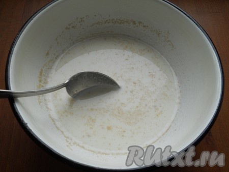 Молоко подогреть до теплого состояния, растворить в нем дрожжи, всыпать сахар, соль и ванильный сахар. Перемешать.