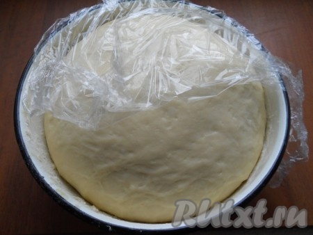 Накрыть посуду с тестом пленкой и оставить в теплом месте на 1 час. После этого тесто нужно хорошо вымесить, чтобы оно не липло к рукам и поверхности. Также накрыть пленкой и оставить для подхода еще на 1 час в теплом месте. Тесто хорошо поднимется.
