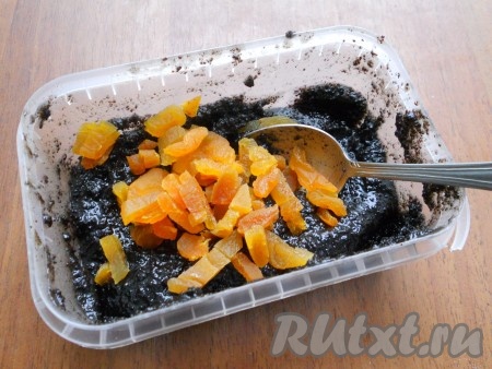 В готовую маковую начинку (продается в магазинах) добавить нарезанную кусочками курагу, перемешать.
