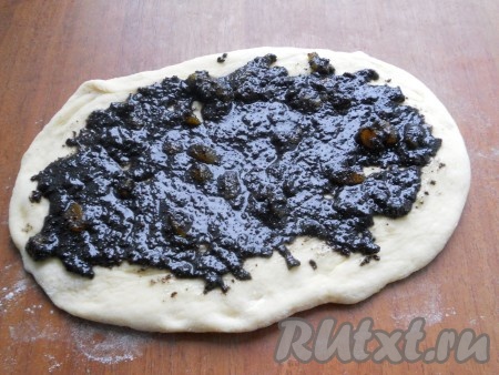 Каждую часть теста раскатать прямоугольником или овалом, толщиной около 1 см. Выложить часть маковой начинки на тесто, размазать по всей поверхности.