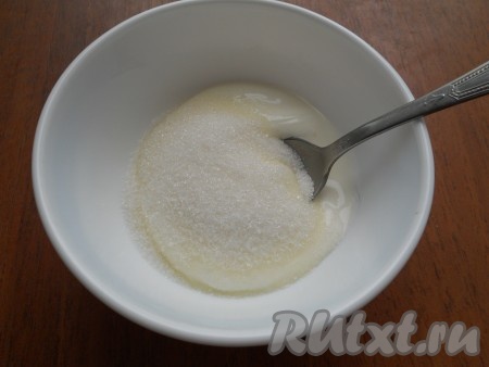 Накрыть форму с рулетиками пленкой и оставить в теплом месте на 25-30 минут. Выпекать булочки в предварительно разогретой до 180 градусов духовке в течение 25-35 минут (смотрите по своей духовке, булочки должны зарумяниться). Приготовить заливку: к сметане добавить сахар и перемешать.
