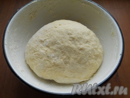 Замесить мягкое и нежное тесто, чуть вымесить, сформировать шар.