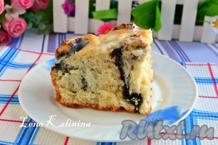 Неописуемо нежные, воздушные, безумно вкусные булочки с маком и курагой в сметанной заливке можно подавать к столу. Можно отламывать булочки, можно разрезать ножом - как вам будет удобно.