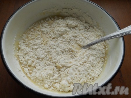 Всыпать просеянную муку, замешивая тесто.