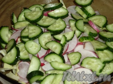 Редиску и огурцы нарезать полукольцами (если редис не крупный, то можно нарезать и тонкими кольцами). 