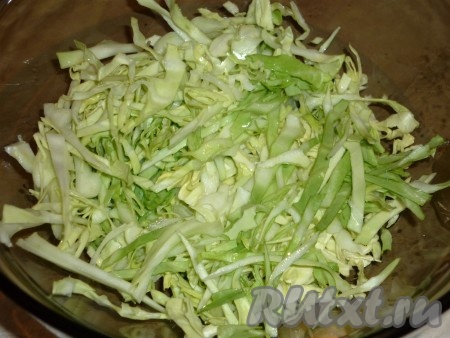 Овощи и зелень хорошо промыть под проточной холодной водой. Обсушить. Капусту нашинковать длинными, тонкими полосками.&nbsp;
